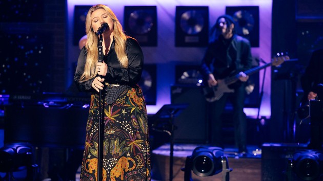 “It’s coming out, I swear”: Kelly Clarkson vows to release new album in 2023